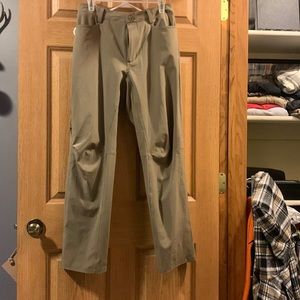 Army green Under Armour light weigh golf pants. Waist 34 length 30.